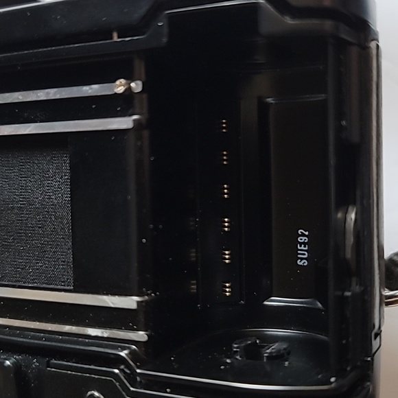 Olympus omPC 35mm DX SLR film camera body requires (2)SR44 batteries - Picture 8 of 9